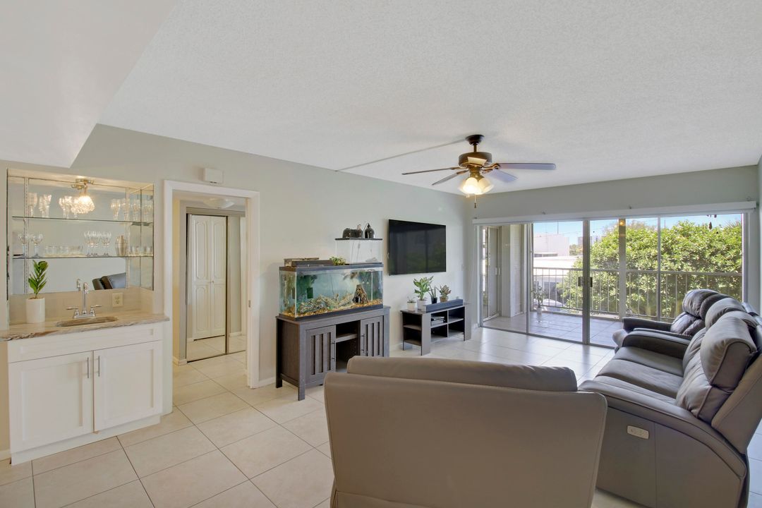 For Sale: $269,000 (2 beds, 2 baths, 1100 Square Feet)