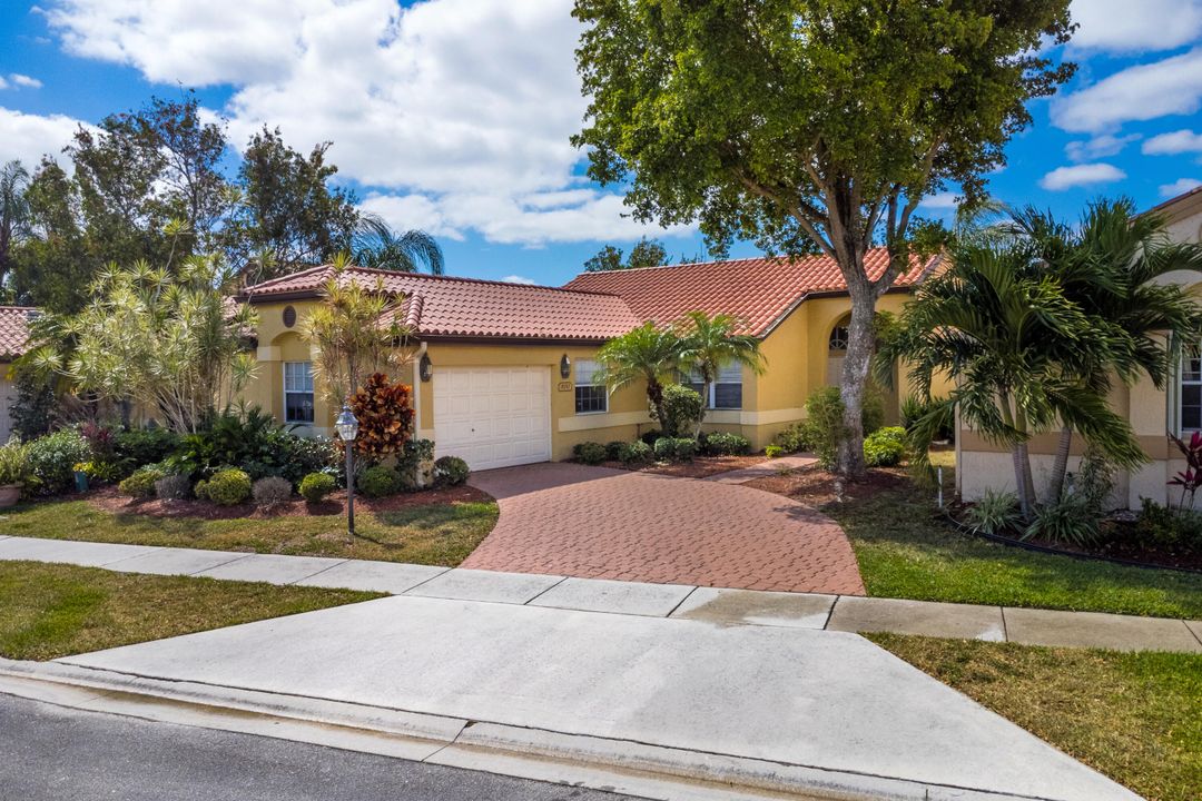 For Sale: $575,000 (3 beds, 2 baths, 1599 Square Feet)