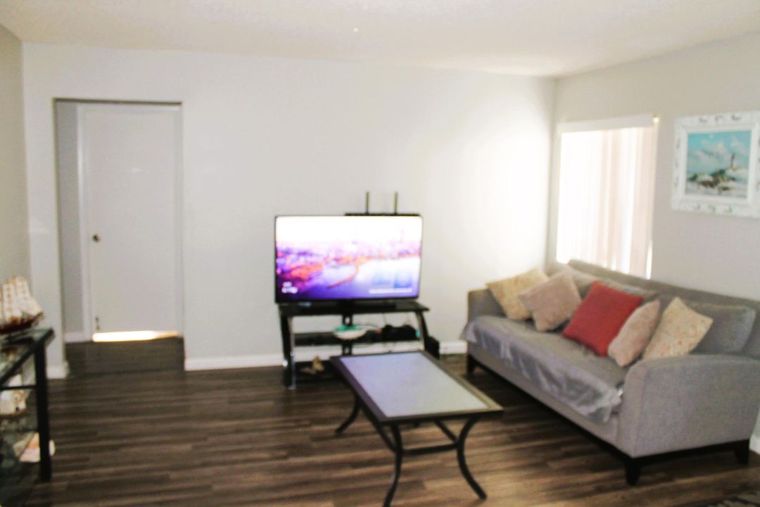 For Sale: $166,000 (2 beds, 1 baths, 935 Square Feet)