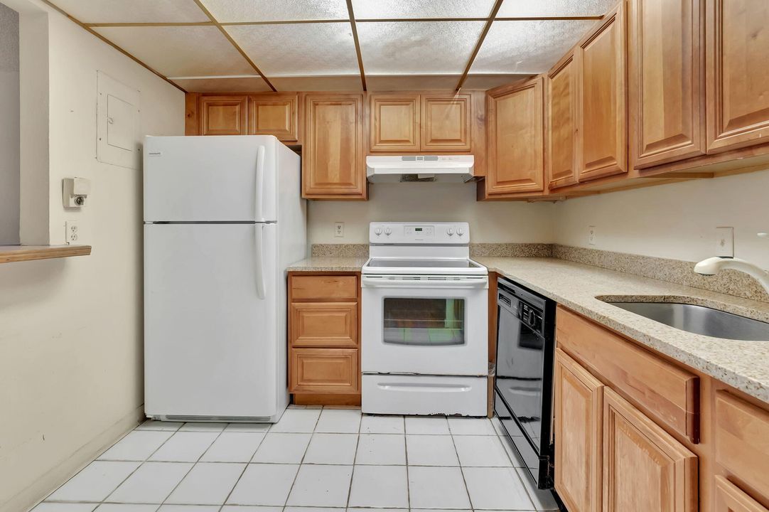 For Sale: $74,900 (1 beds, 1 baths, 720 Square Feet)