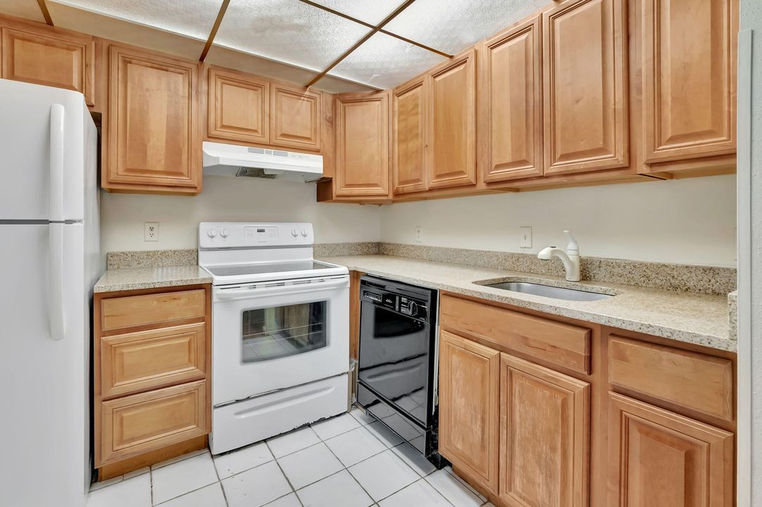 For Sale: $74,900 (1 beds, 1 baths, 720 Square Feet)