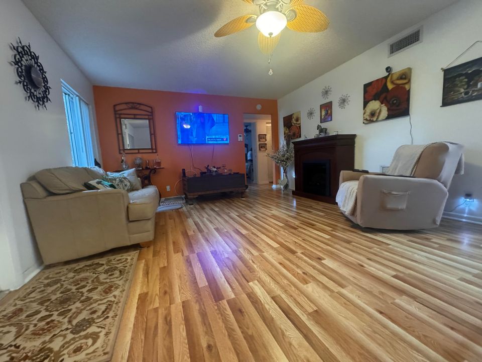 For Sale: $190,000 (2 beds, 2 baths, 937 Square Feet)