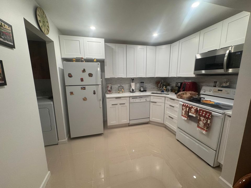 For Sale: $190,000 (2 beds, 2 baths, 937 Square Feet)