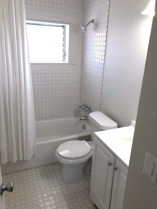 For Rent: $1,700 (1 beds, 1 baths, 696 Square Feet)