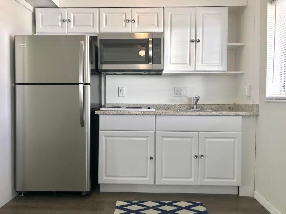 For Rent: $1,700 (1 beds, 1 baths, 696 Square Feet)