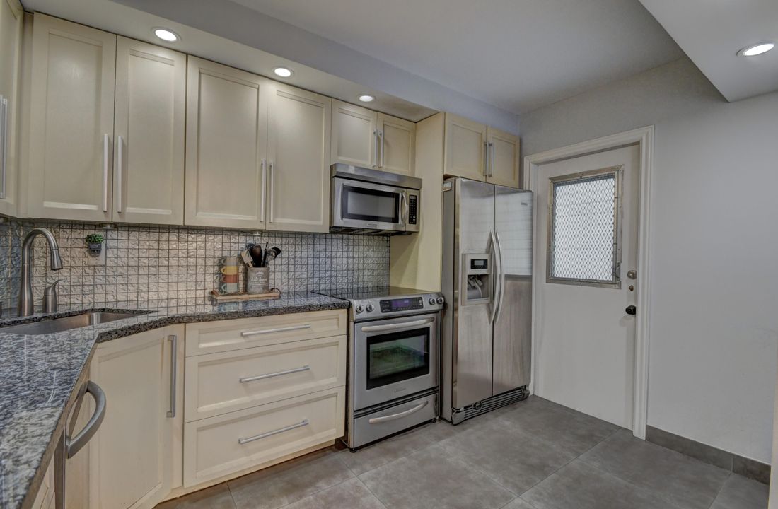 For Sale: $425,000 (2 beds, 2 baths, 1300 Square Feet)