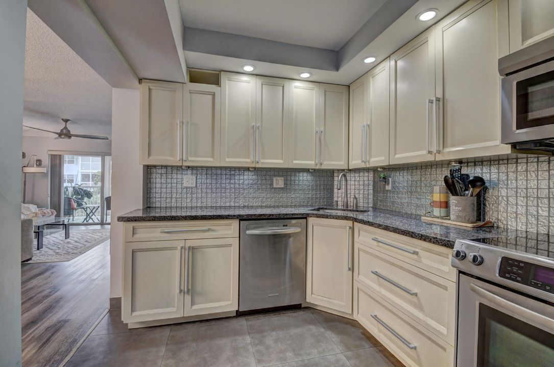 For Sale: $425,000 (2 beds, 2 baths, 1300 Square Feet)