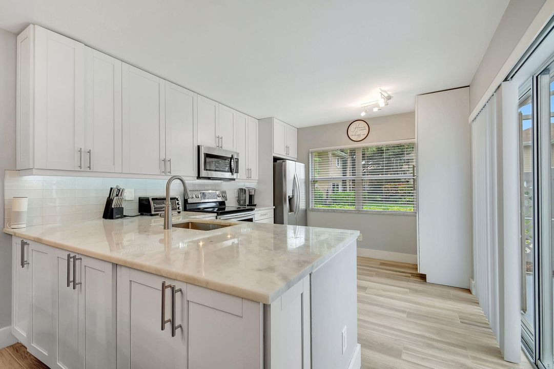 For Sale: $403,000 (2 beds, 2 baths, 1374 Square Feet)