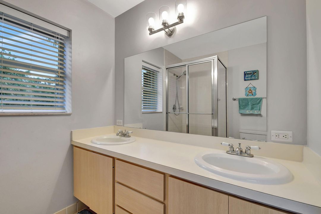 For Sale: $403,000 (2 beds, 2 baths, 1374 Square Feet)