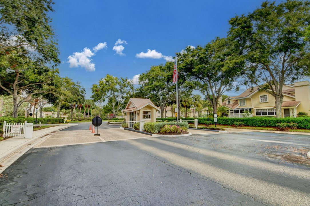 For Sale: $403,000 (2 beds, 2 baths, 1374 Square Feet)