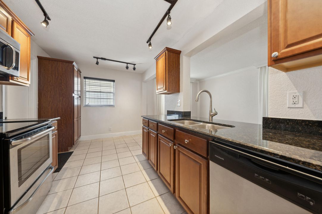 For Sale: $342,900 (2 beds, 2 baths, 1428 Square Feet)