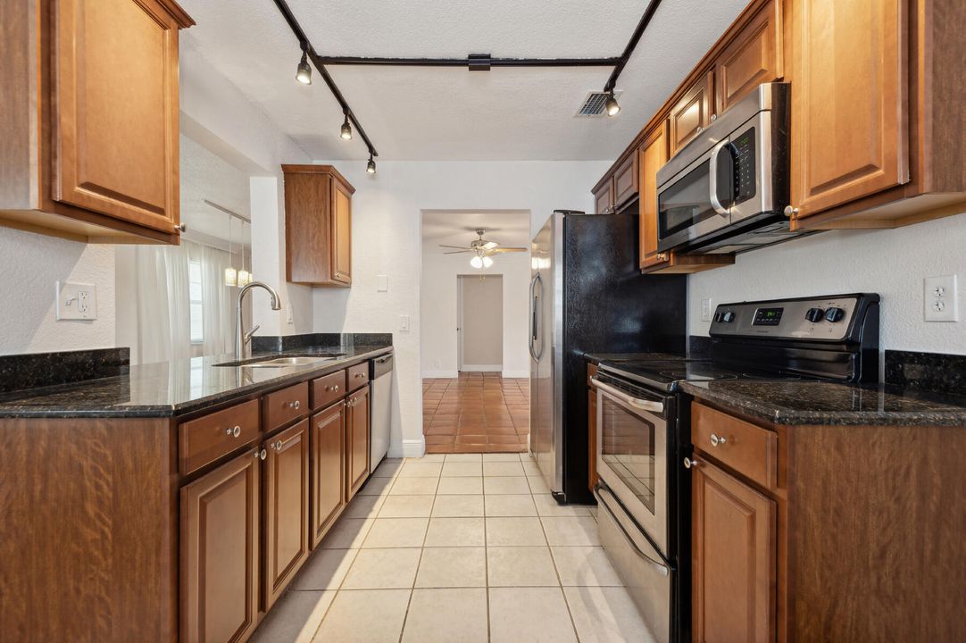 For Sale: $342,900 (2 beds, 2 baths, 1428 Square Feet)