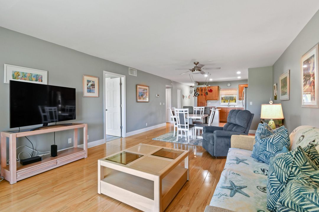 For Sale: $439,000 (2 beds, 2 baths, 1000 Square Feet)