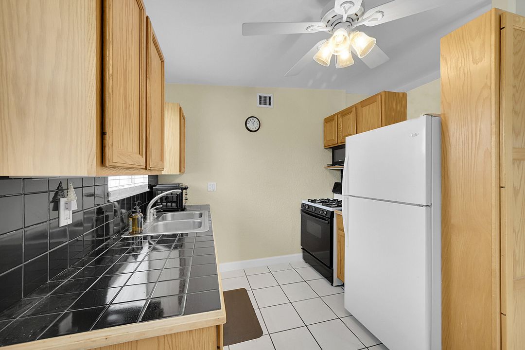 For Sale: $399,000 (2 beds, 1 baths, 720 Square Feet)