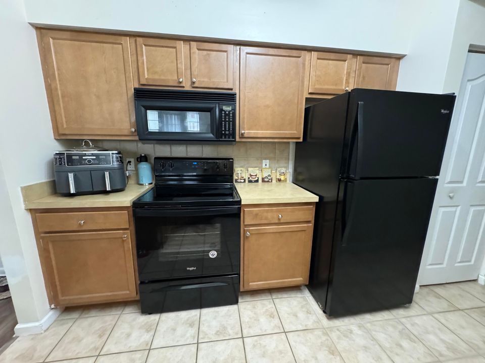 For Rent: $2,300 (2 beds, 2 baths, 1141 Square Feet)