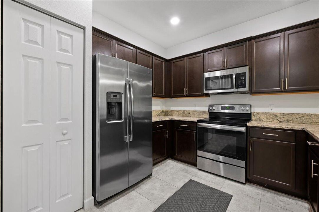 For Sale: $349,900 (2 beds, 2 baths, 1422 Square Feet)