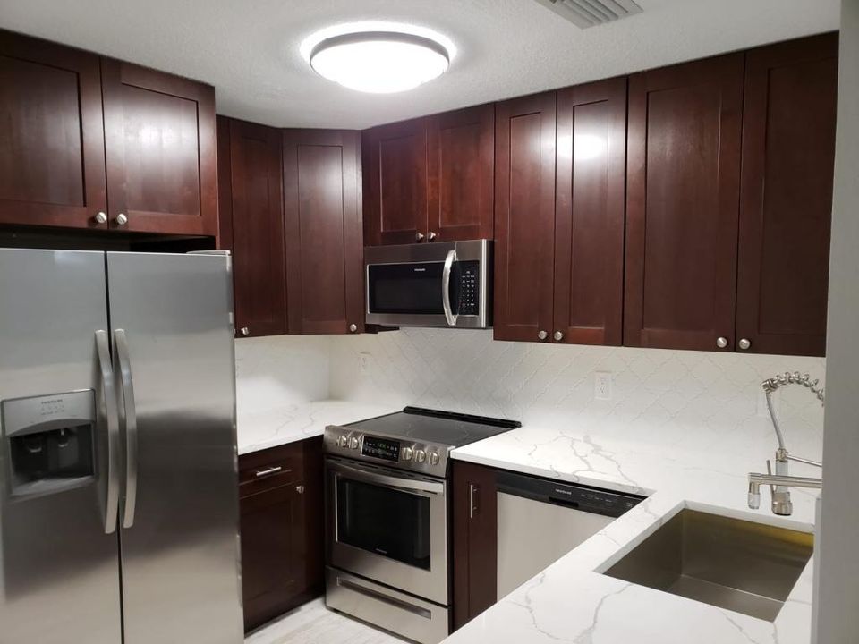 For Rent: $2,400 (2 beds, 2 baths, 1086 Square Feet)