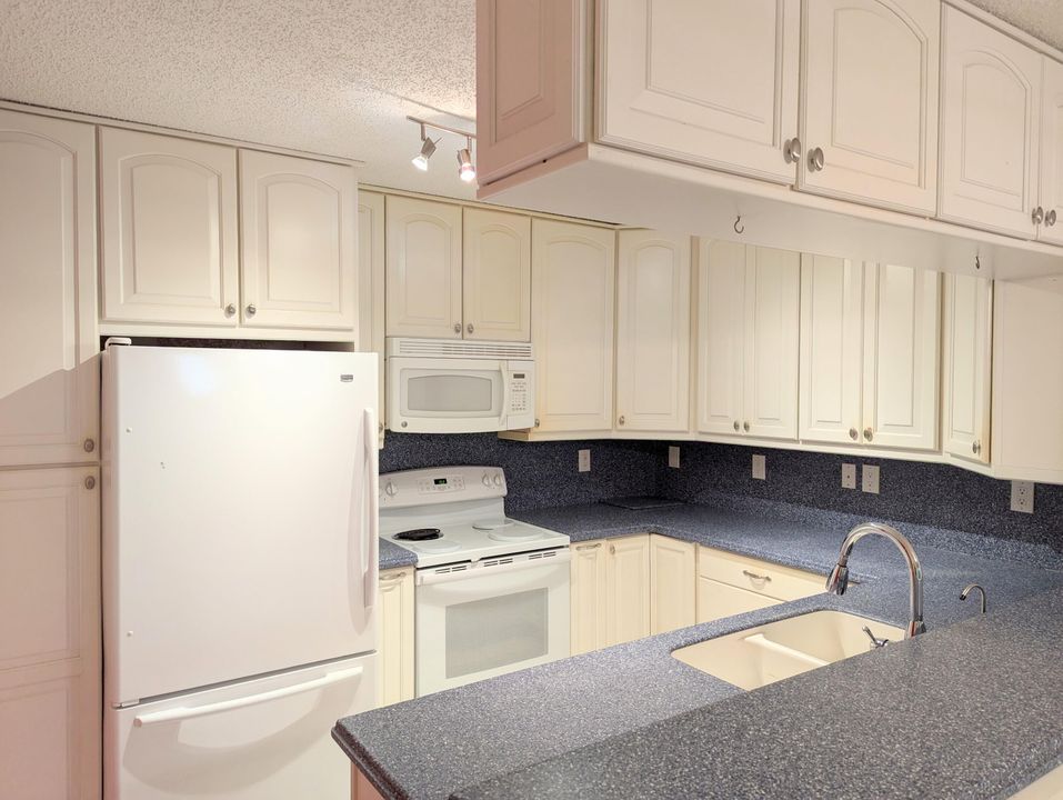 For Sale: $220,000 (2 beds, 2 baths, 1026 Square Feet)