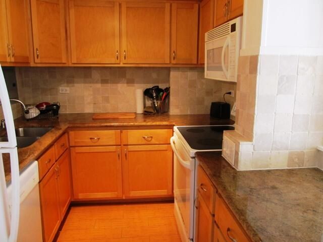 For Sale: $325,000 (1 beds, 1 baths, 820 Square Feet)