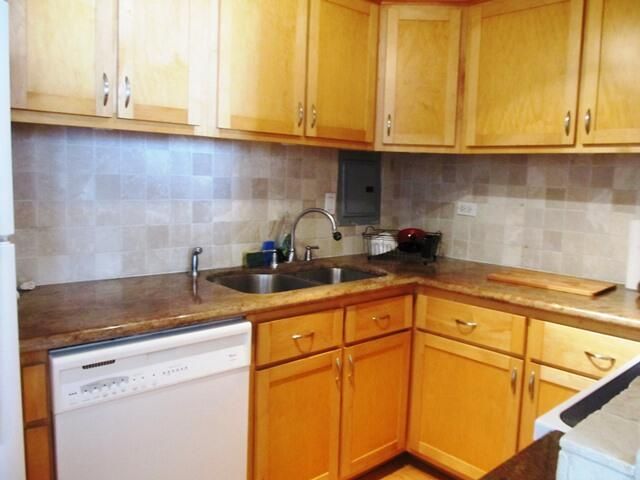 For Sale: $325,000 (1 beds, 1 baths, 820 Square Feet)