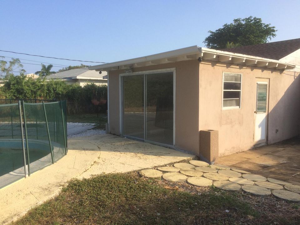 For Sale: $450,000 (3 beds, 1 baths, 1183 Square Feet)