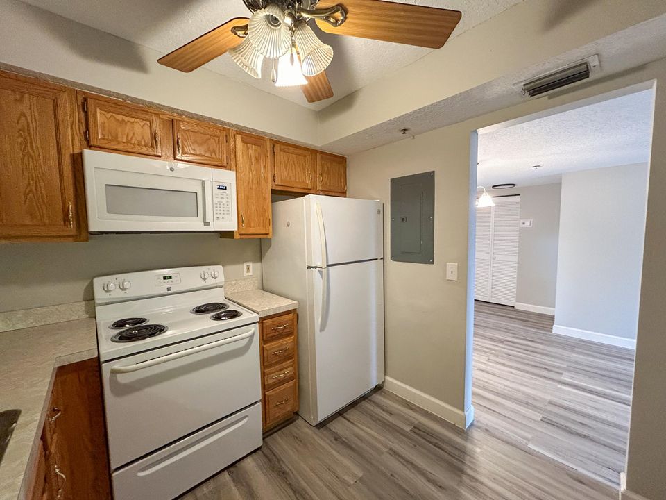 For Sale: $225,000 (2 beds, 2 baths, 875 Square Feet)