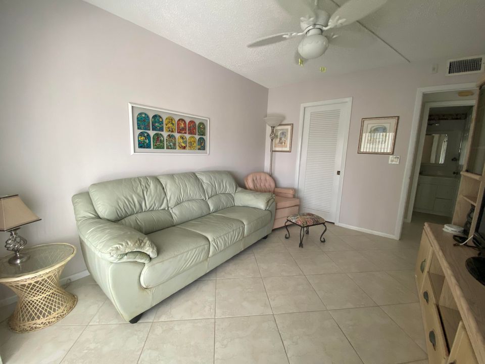 For Sale: $165,000 (2 beds, 2 baths, 1000 Square Feet)