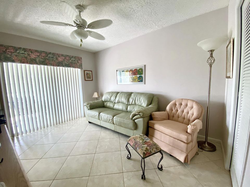 For Sale: $165,000 (2 beds, 2 baths, 1000 Square Feet)