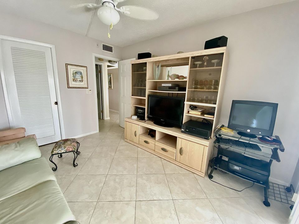 For Sale: $165,000 (2 beds, 2 baths, 1000 Square Feet)