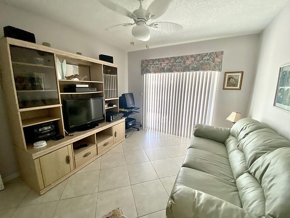 For Sale: $165,000 (2 beds, 2 baths, 1000 Square Feet)