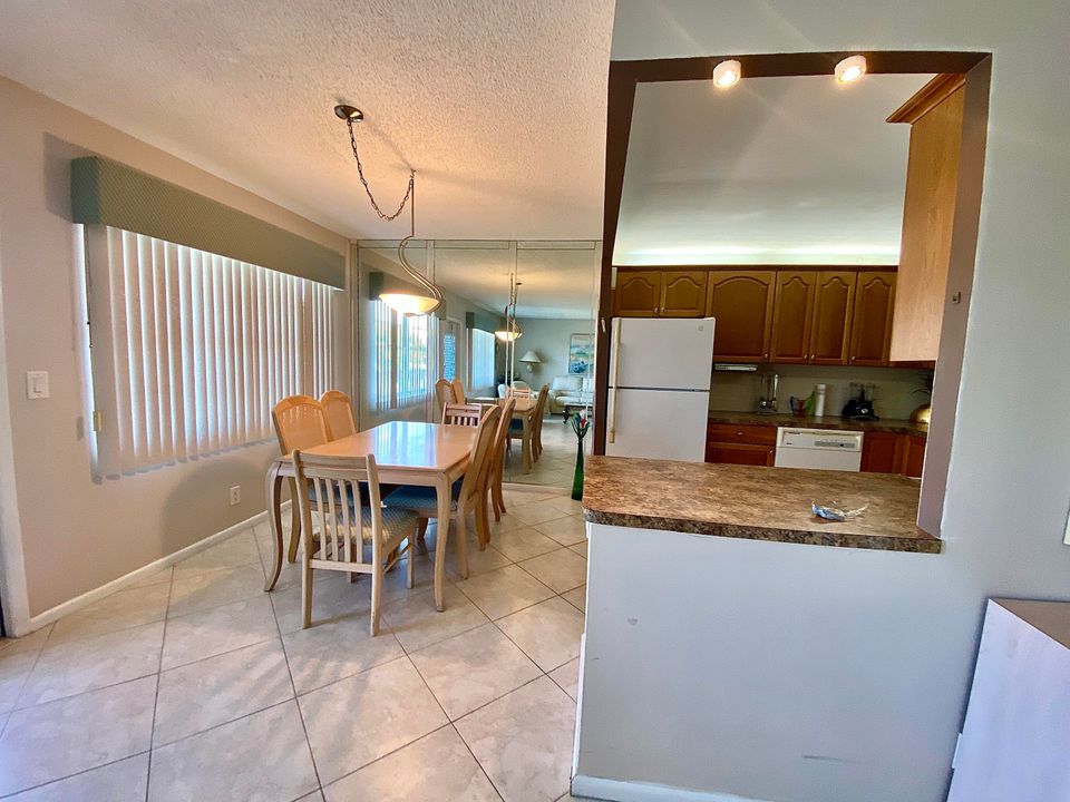 For Sale: $165,000 (2 beds, 2 baths, 1000 Square Feet)