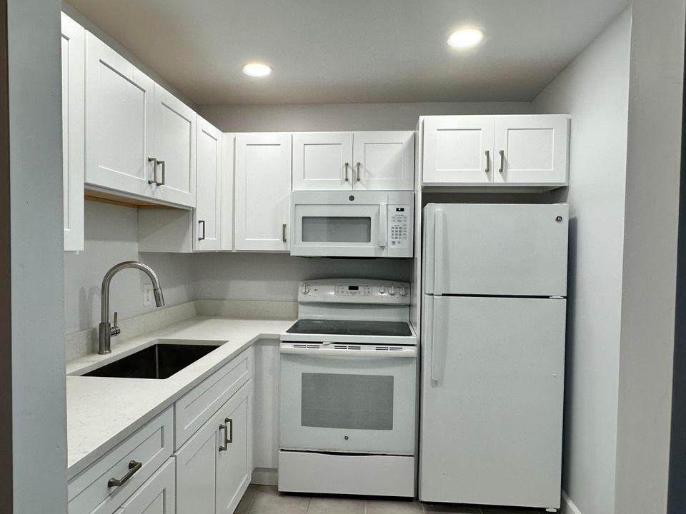 For Sale: $121,000 (1 beds, 1 baths, 615 Square Feet)