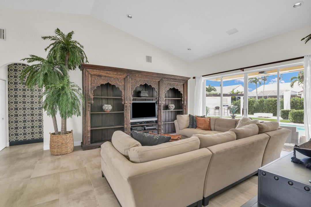 For Sale: $1,075,000 (5 beds, 2 baths, 2483 Square Feet)