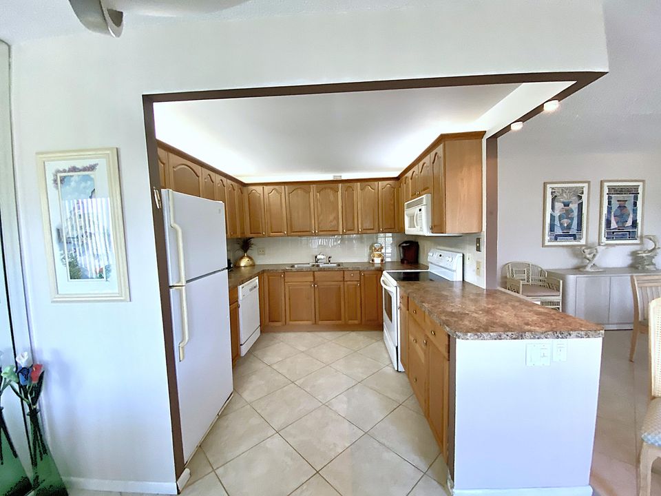 For Sale: $165,000 (2 beds, 2 baths, 1000 Square Feet)