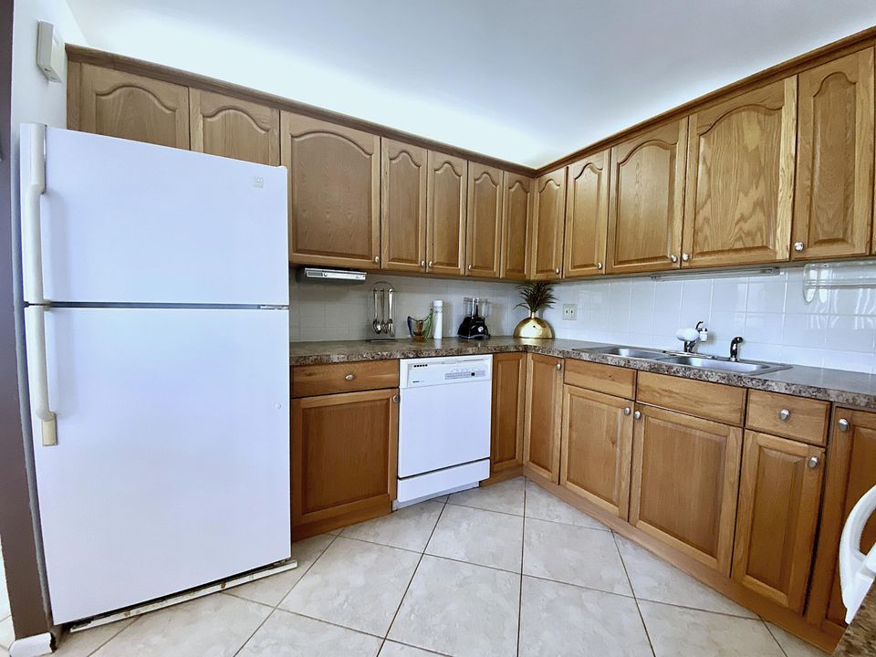 For Sale: $165,000 (2 beds, 2 baths, 1000 Square Feet)