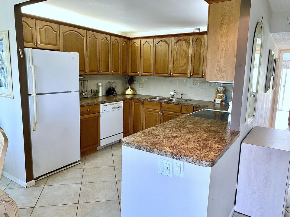 For Sale: $165,000 (2 beds, 2 baths, 1000 Square Feet)