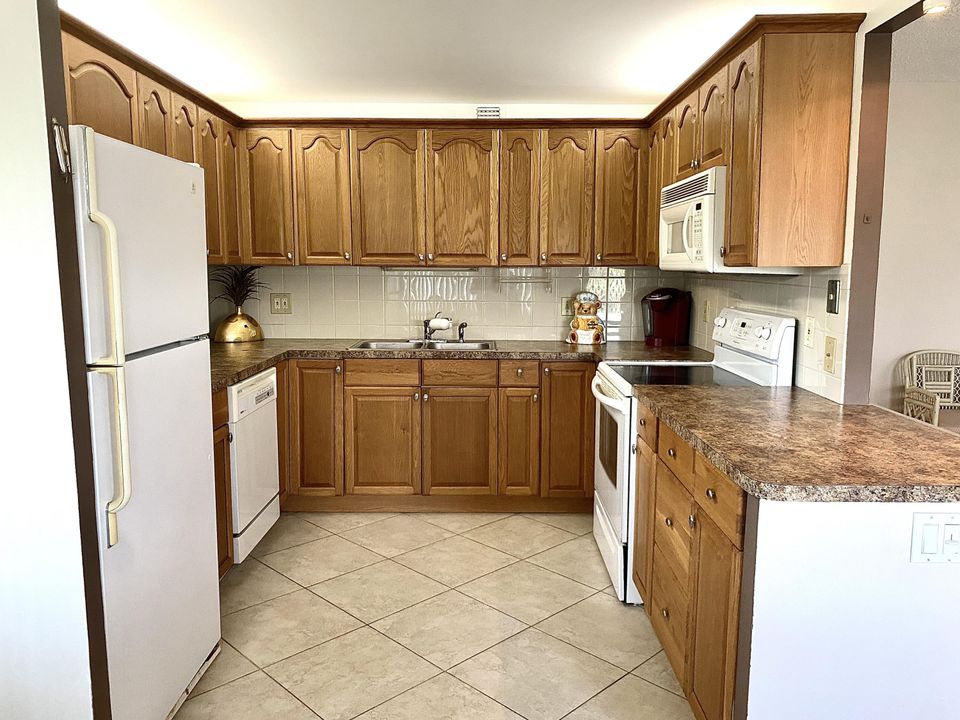 For Sale: $165,000 (2 beds, 2 baths, 1000 Square Feet)