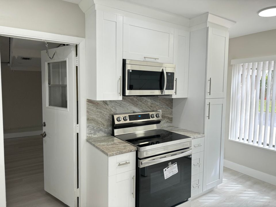 For Sale: $374,000 (2 beds, 2 baths, 1301 Square Feet)