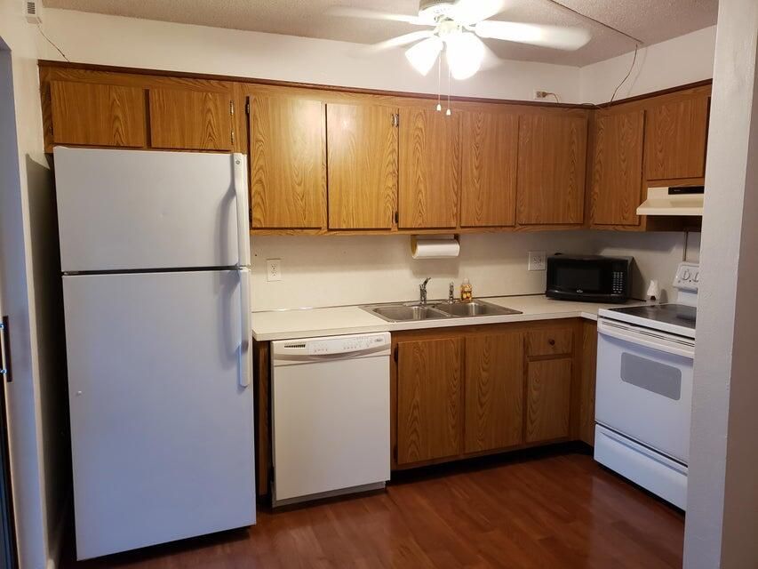 For Sale: $300,000 (2 beds, 2 baths, 1232 Square Feet)