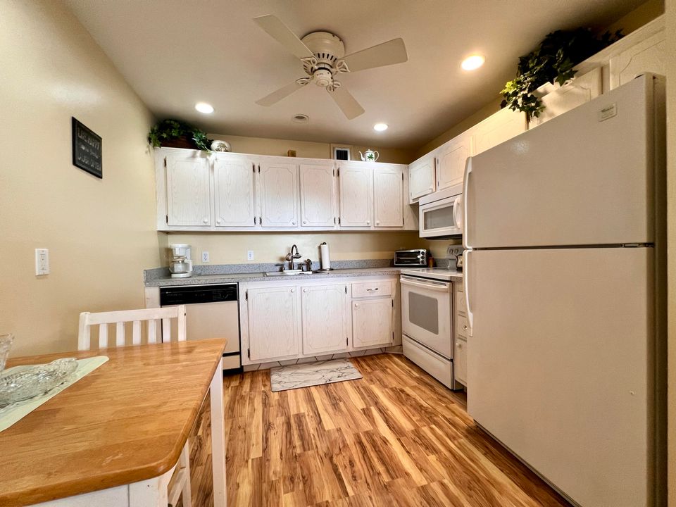 For Sale: $245,000 (2 beds, 2 baths, 874 Square Feet)