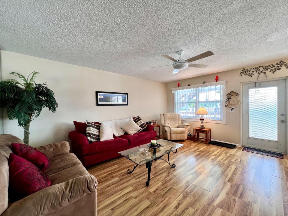 For Sale: $245,000 (2 beds, 2 baths, 874 Square Feet)