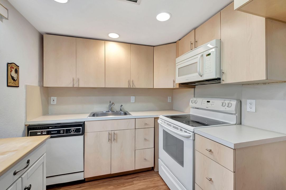 For Sale: $112,000 (2 beds, 2 baths, 880 Square Feet)