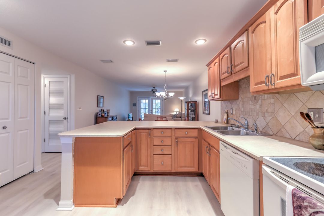 For Sale: $229,000 (2 beds, 2 baths, 1092 Square Feet)