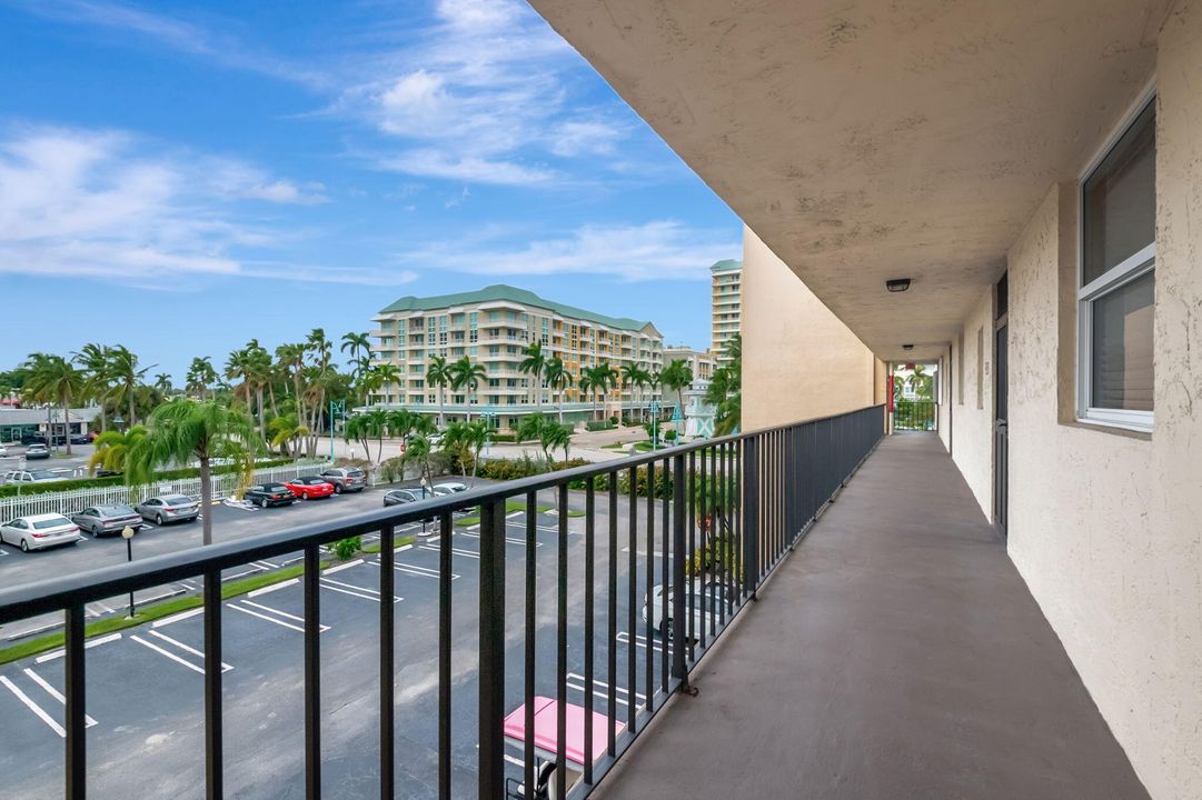 For Sale: $335,000 (2 beds, 2 baths, 908 Square Feet)