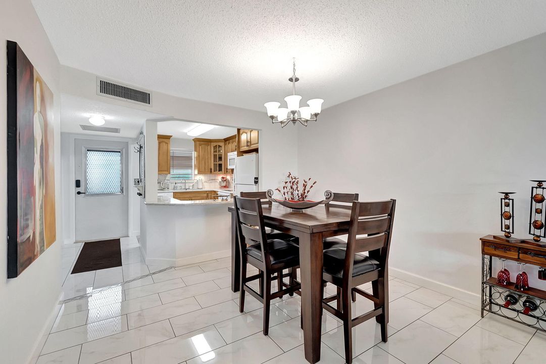 For Sale: $335,000 (2 beds, 2 baths, 908 Square Feet)