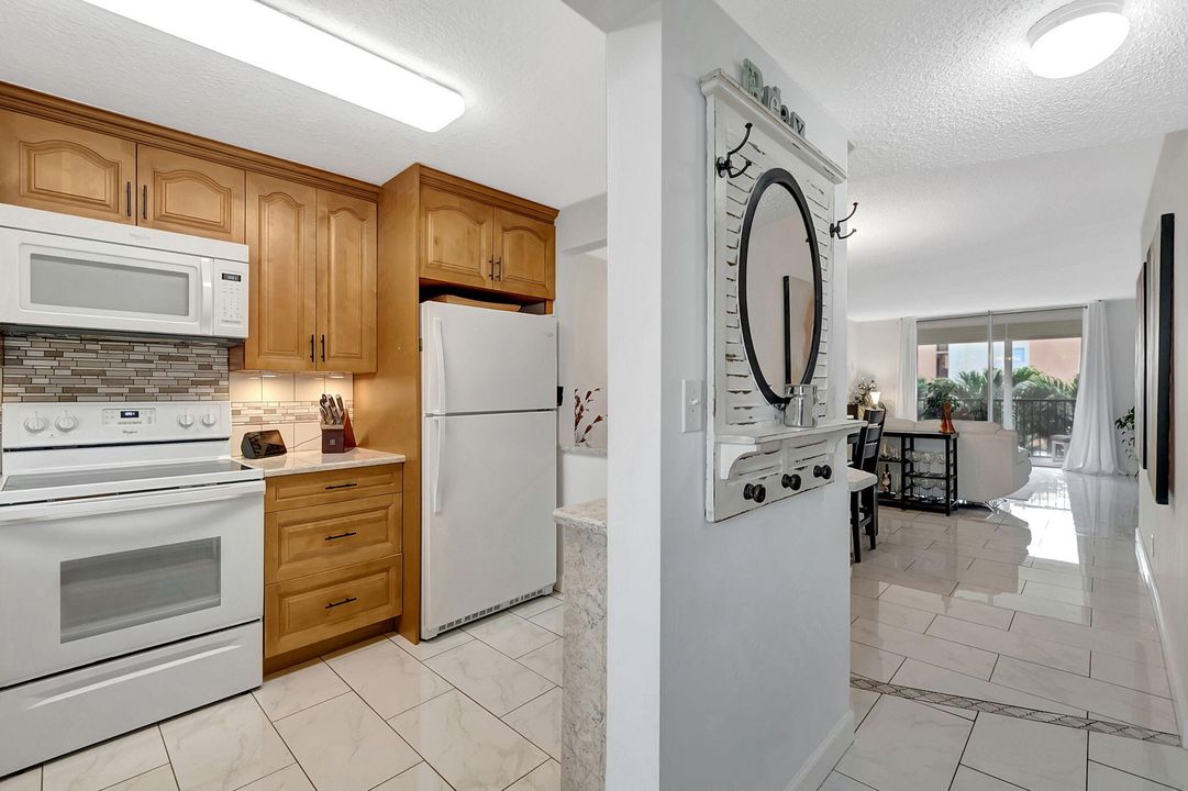 For Sale: $335,000 (2 beds, 2 baths, 908 Square Feet)