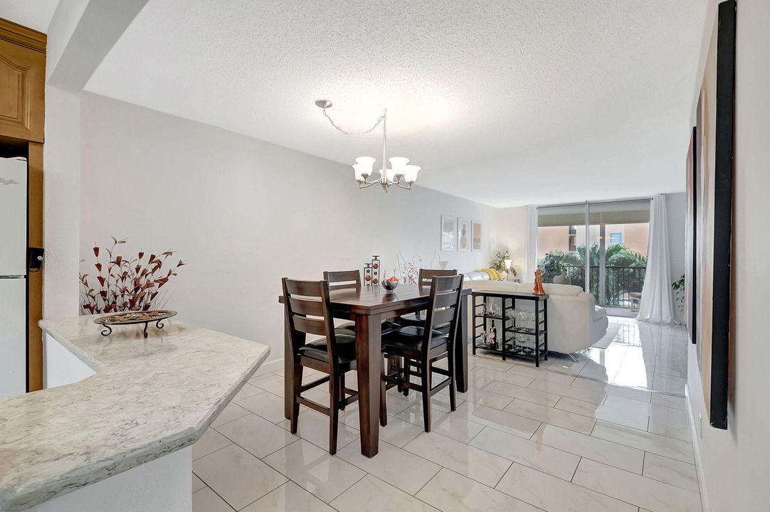 For Sale: $335,000 (2 beds, 2 baths, 908 Square Feet)