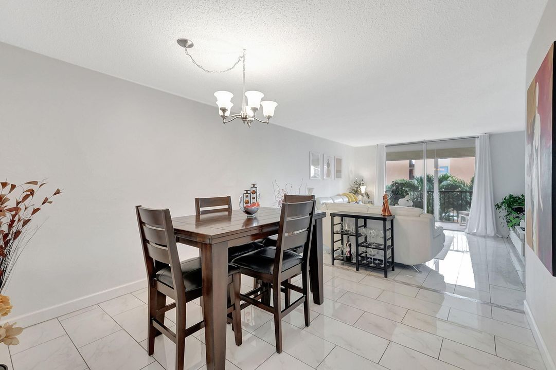 For Sale: $335,000 (2 beds, 2 baths, 908 Square Feet)