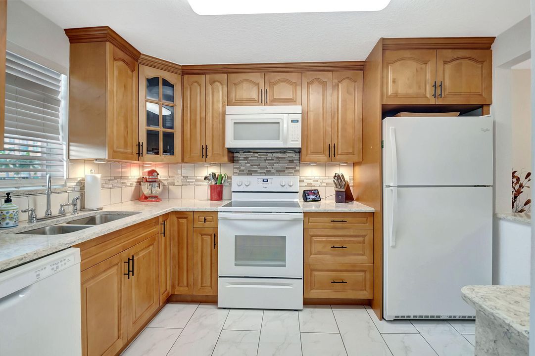 For Sale: $335,000 (2 beds, 2 baths, 908 Square Feet)