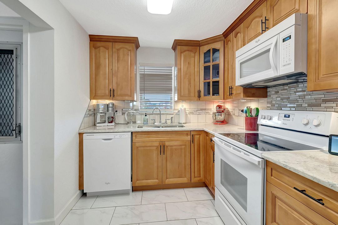 For Sale: $335,000 (2 beds, 2 baths, 908 Square Feet)